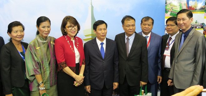 Bộ trưởng Nguyễn Ngọc Thiện chụp hình cùng các quan chức tham dự lễ cắt băng khai mặc hội chợ